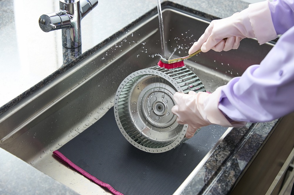 お掃除のプロが専用の資材・洗剤ですみずみまでお掃除